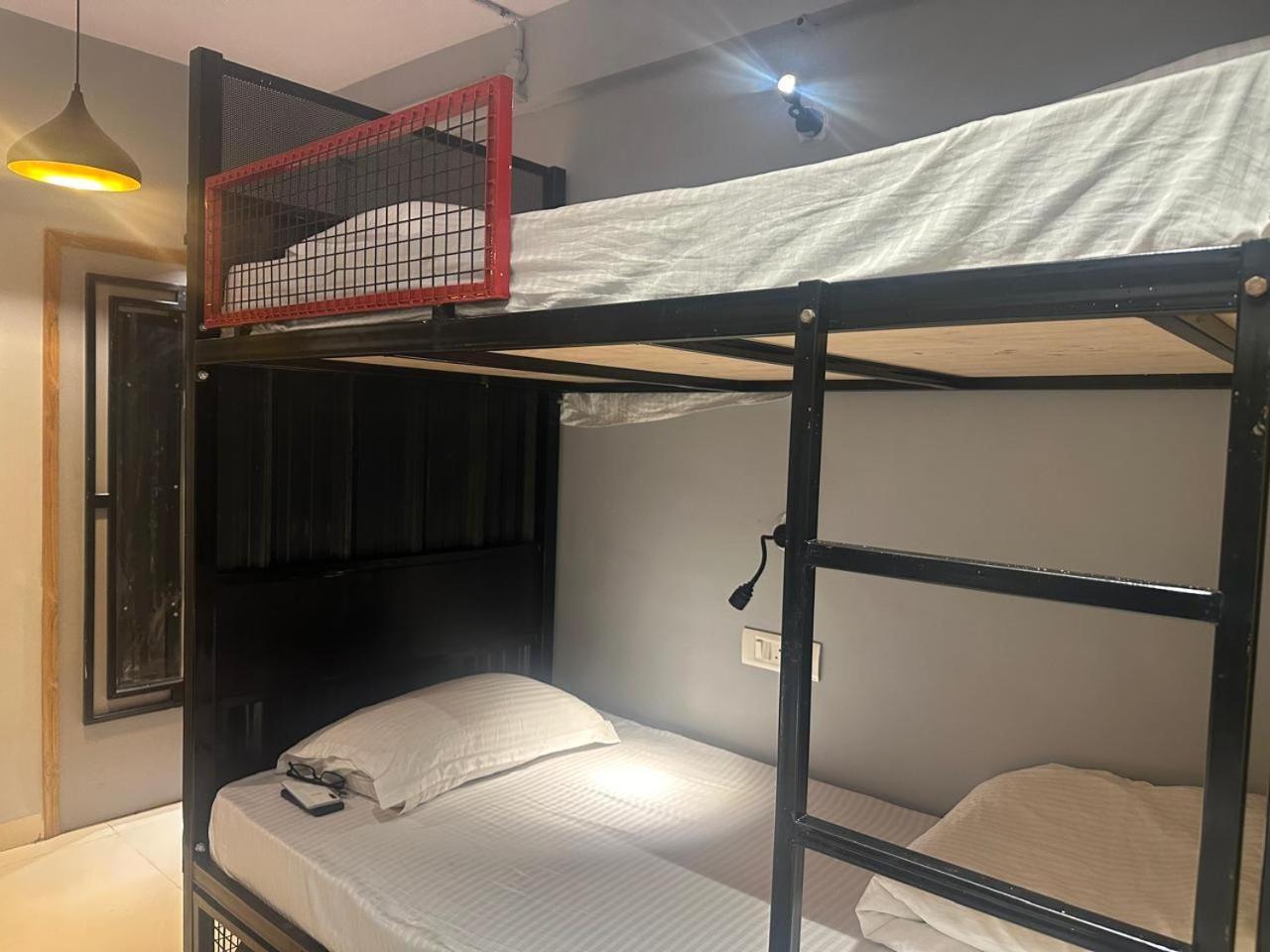 Travotale Hostel And Cowork Koregaonpark プネ エクステリア 写真