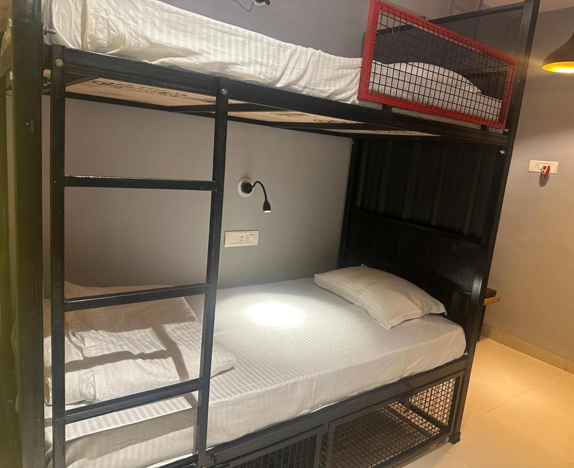 Travotale Hostel And Cowork Koregaonpark プネ エクステリア 写真